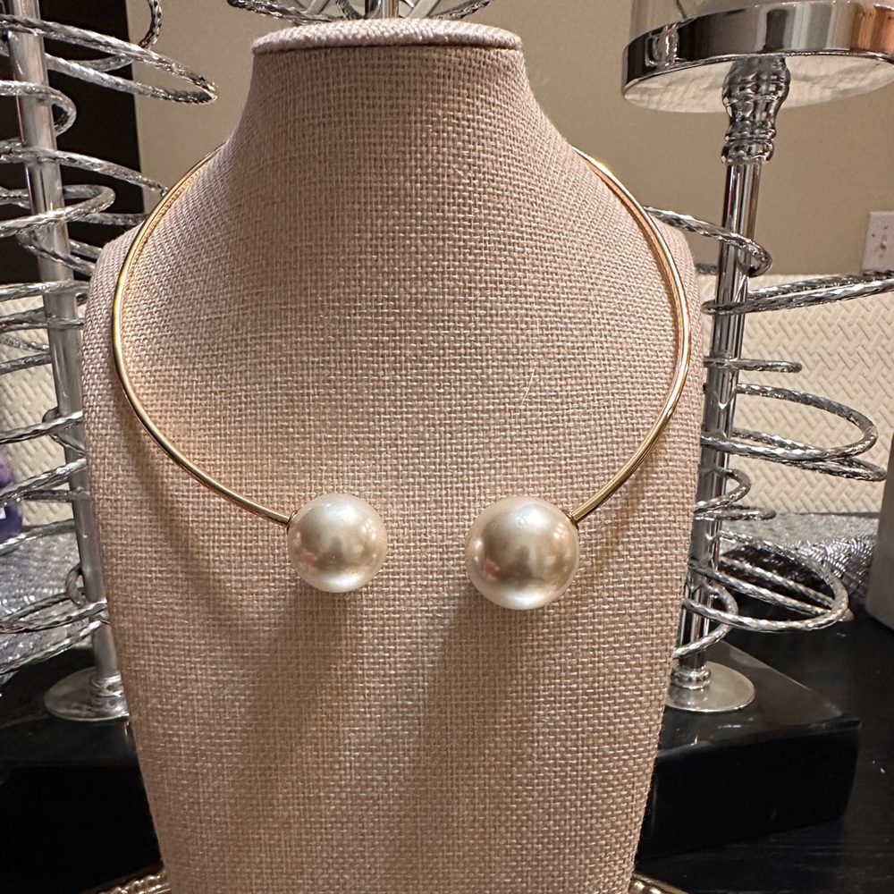 Chic Gold Pearl Necklace